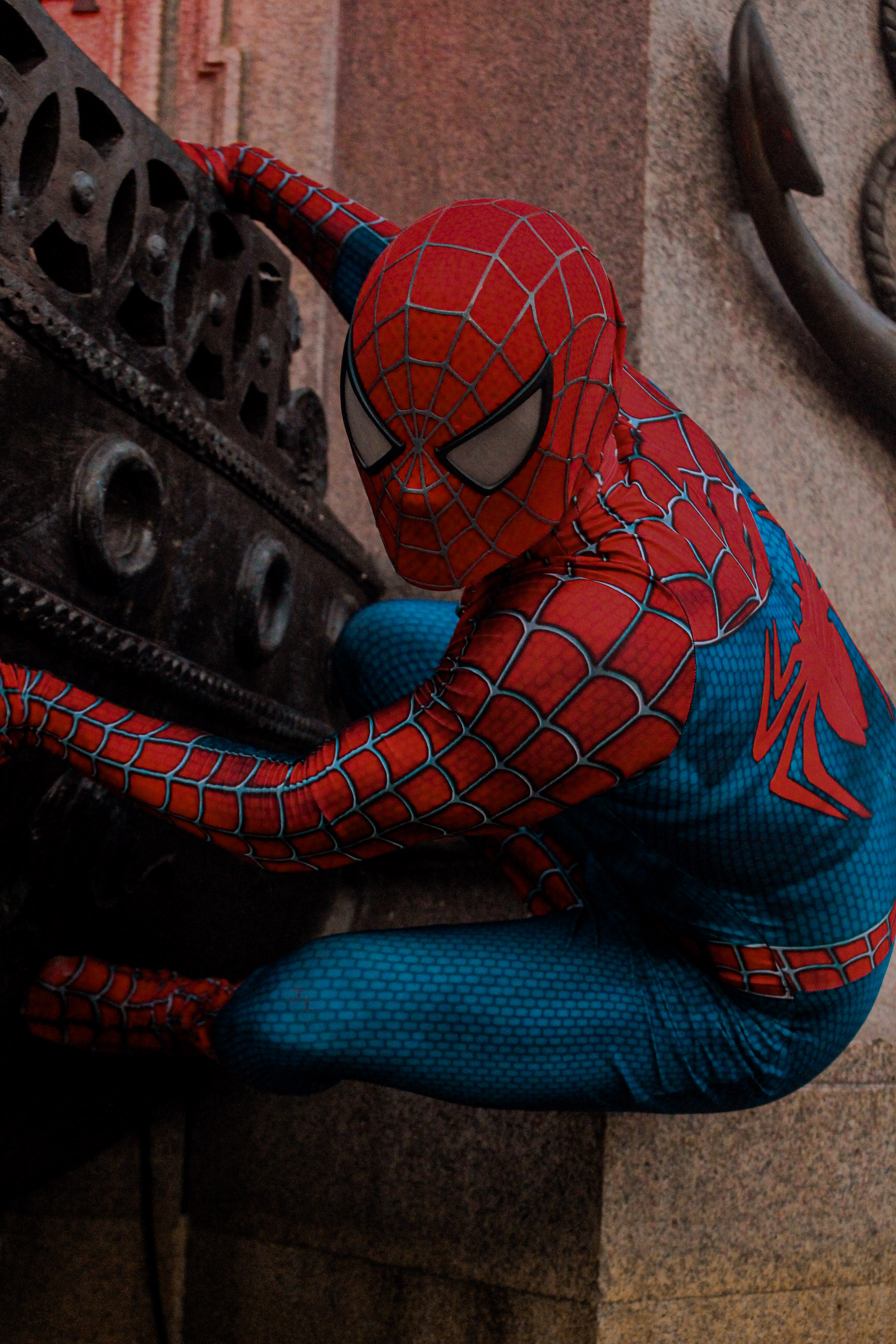 Charles Bezerra como Homem-Aranha em pose de ação