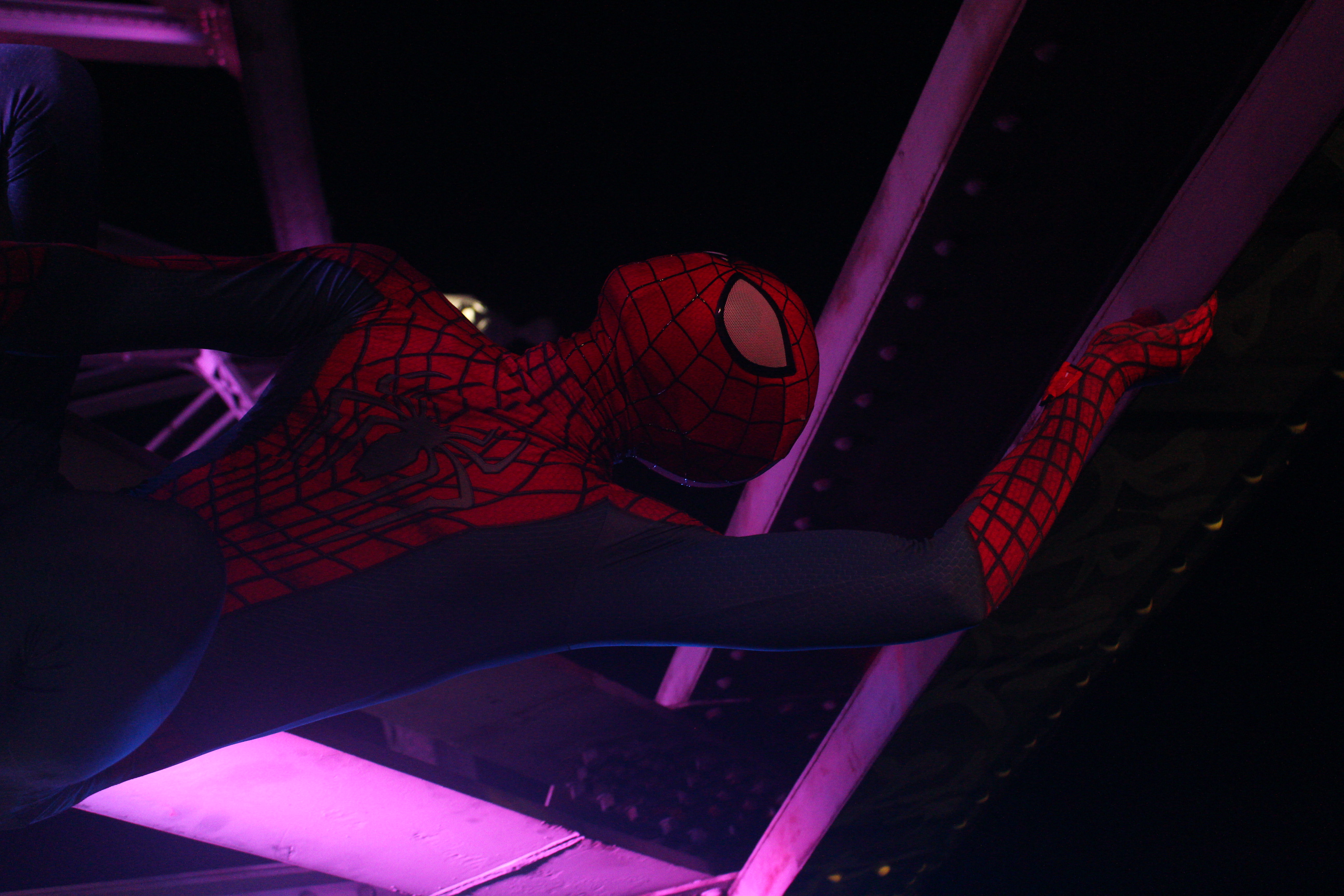 Tiago Veiga como Homem-Aranha em estrutura metálica à noite