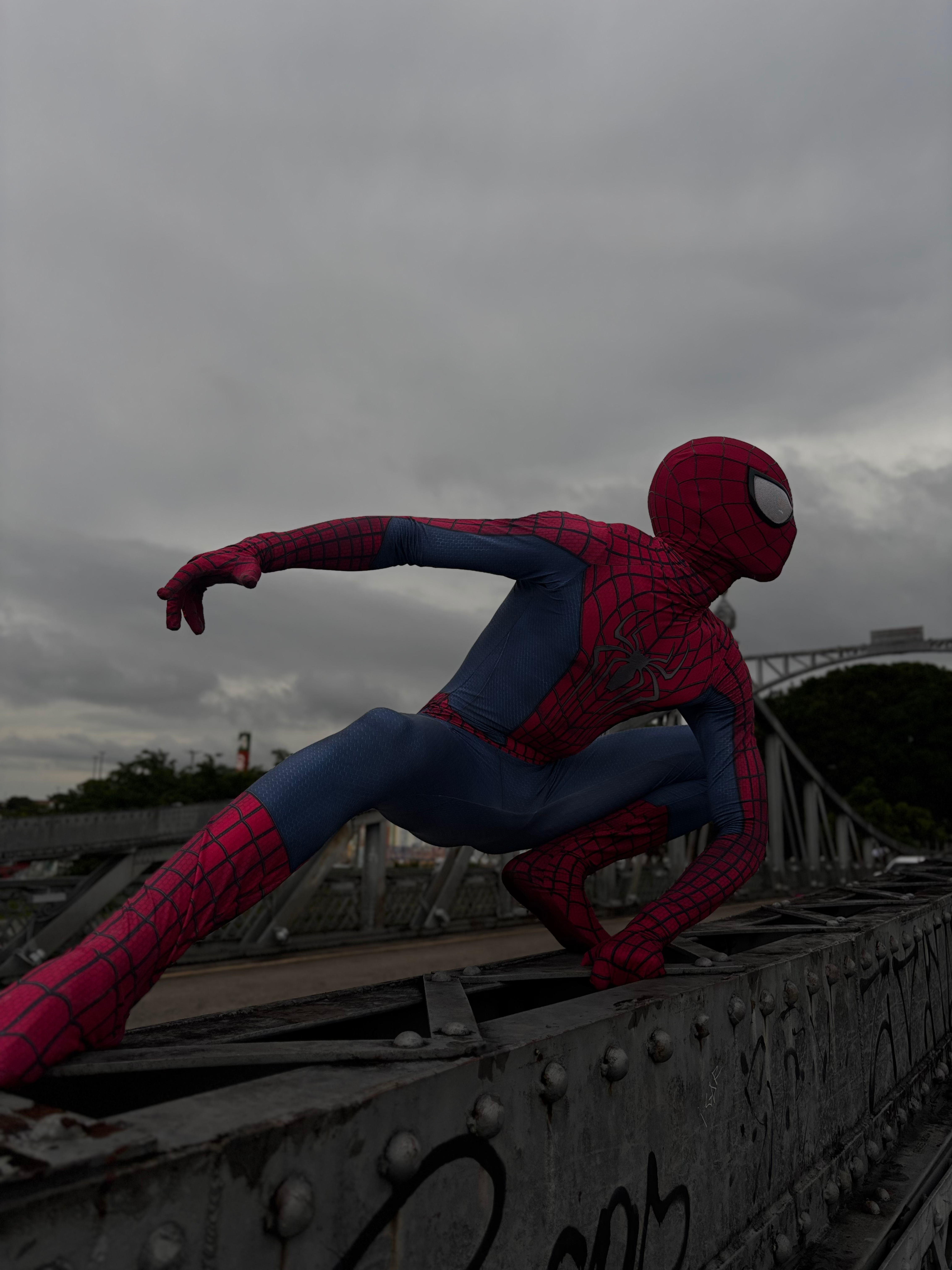 Tiago Veiga como Homem-Aranha sobre ponte